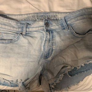 American Eagle Light Wash Shortie w/ Pocket Detail